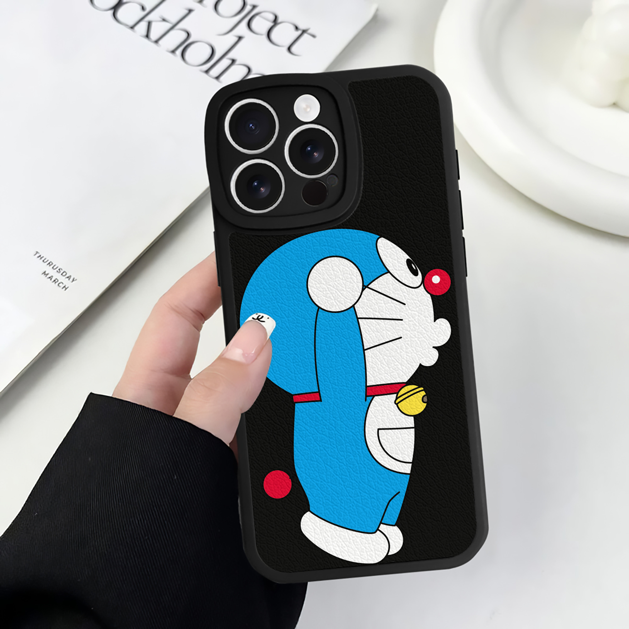 （画像用） ドラえもん Doraemon 【iPhone 16シリーズ対応】シリコンスマホケース（レザー調） 材質：シリコン